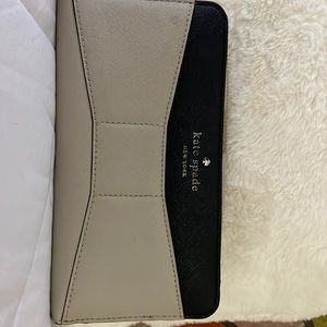 Kate Spade Tan & Black Wallet. (used)